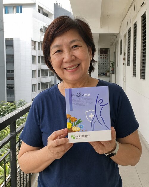Verified Flexifyme customer holding her order