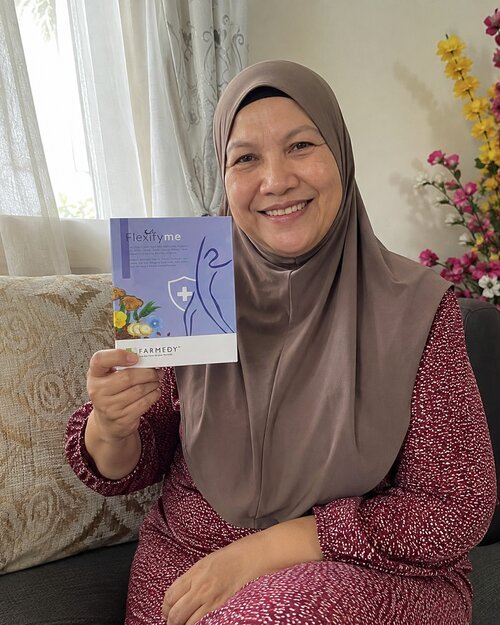 Verified Flexifyme customer holding her order