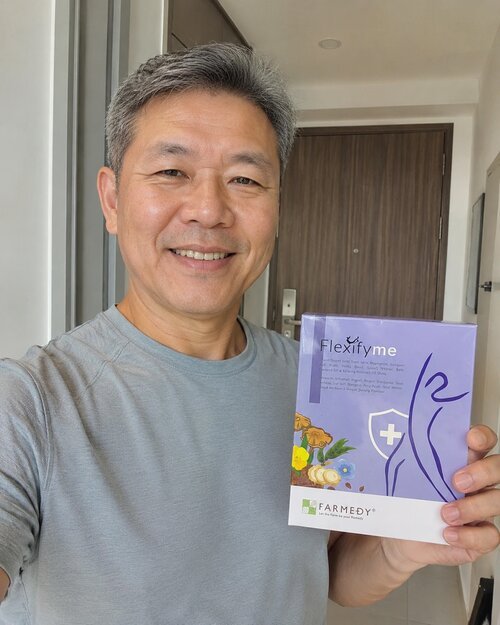 Verified Flexifyme customer holding his order