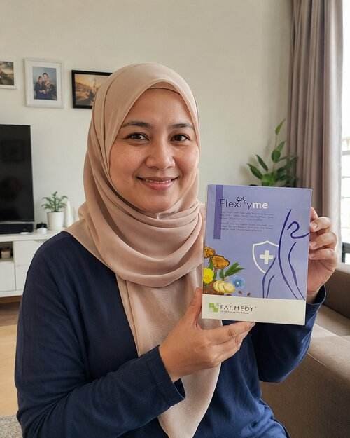 Verified Flexifyme customer holding her order