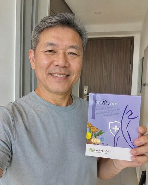 Verified Flexifyme customer holding his order
